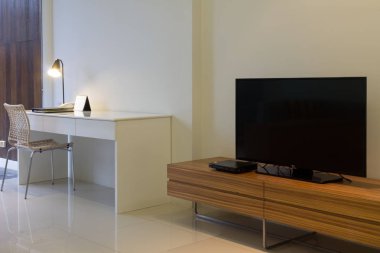 Boşluk dekorasyon rahat havuzu erişim odasında çalışma.