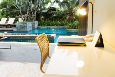 Boşluk dekorasyon rahat havuzu erişim odasında çalışma.