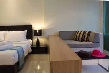 Yatak odası ve oturma havuzu erişim rahat oda yatak odası ve yaşam alanı dekorasyon dekorasyon havuzu erişim rahat oda. / Modern uzay.