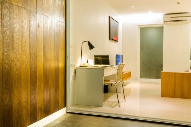 Boşluk dekorasyon rahat havuzu erişim odasında çalışma.