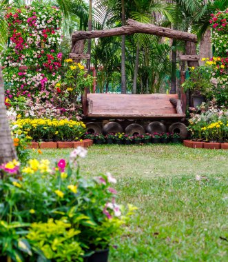 Rahat Çiçek bahçesinde ahşap sandalye.