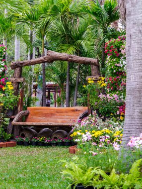 Rahat Çiçek bahçesinde ahşap sandalye.