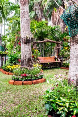 Rahat Çiçek bahçesinde ahşap sandalye.