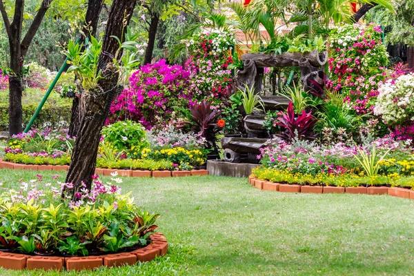 Jardim acolhedor em casa no verão . — Fotografia de Stock