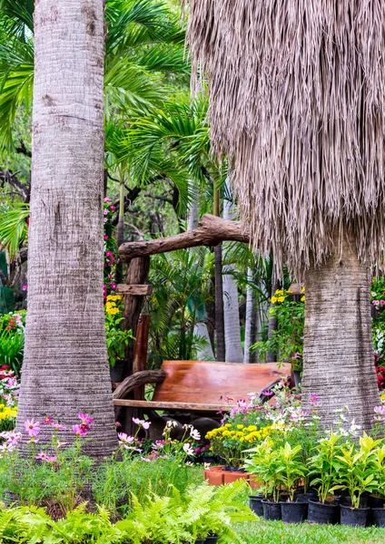 居心地の良いフラワー ガーデンの木製椅子. — ストック写真