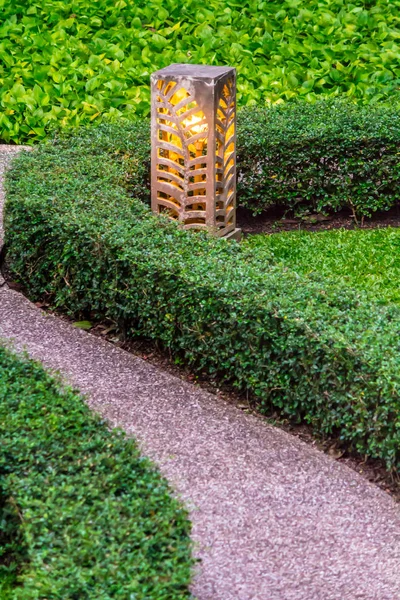 Faragott kő lámpa dekoráció a kertben. — Stock Fotó
