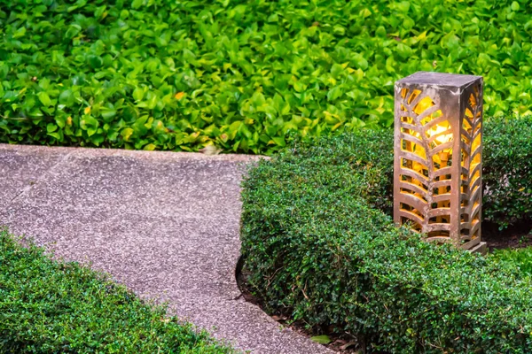 Gesneden stenen lamp decoratie in de tuin. — Stockfoto