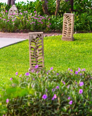 Bahçe dekorasyonda taş lamba oyma.