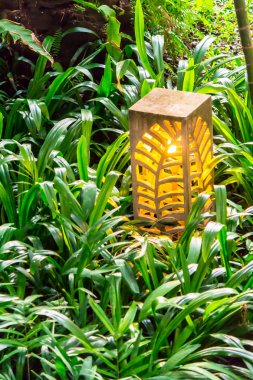 Bahçe dekorasyonda taş lamba oyma.