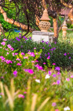 Bahçe dekorasyonda taş lamba oyma.