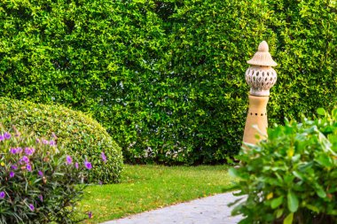 Bahçe dekorasyonda taş lamba oyma.