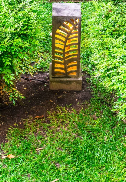 Decorazione lampada in pietra intagliata in giardino . — Foto Stock