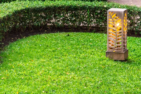 Huggen sten lampa dekoration i trädgården. — Stockfoto