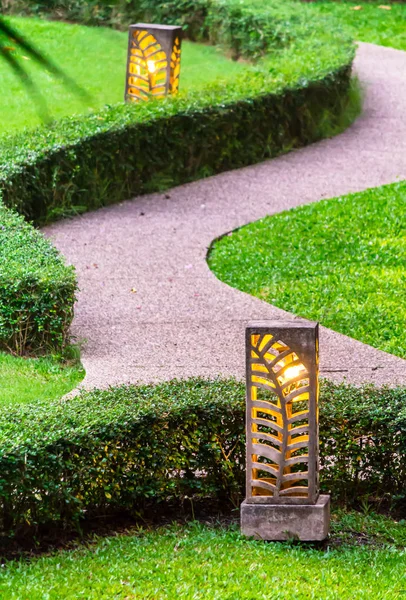 Decoración de lámpara de piedra tallada en jardín . —  Fotos de Stock
