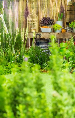 Tablo rahat Bahçe Bahçe nesne dekorasyonu ile rahatlatıcı alanı.