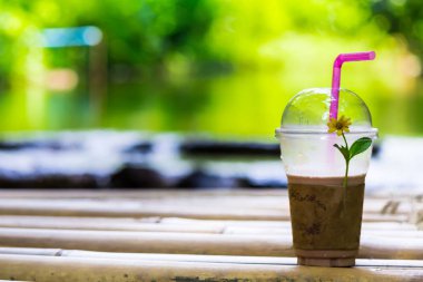 Buzlu kapuçino bambu çöp akışında içinde yağmur ormanı. / rahatlatıcı bambu çöp akışında yağmur ormanlarında buzlu kapuçino ile zamanında yaz.