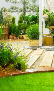 Taş yol içinde rahat Bahçe. / taş yol, saksı, bitki, yaz rahat bahçede çim dekorasyon.