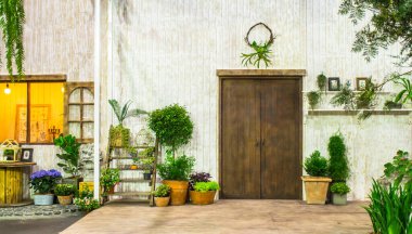 Alan rahat ev penceresinde yakınındaki yaz. yetiflkinler / yaz rahat ev penceresinde yakınındaki çiçek pot dekorasyon alanıyla rahatlatıcı.