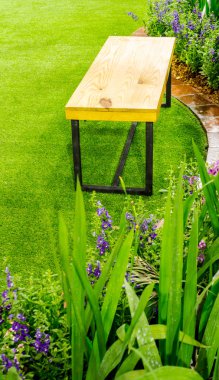 Yazları sıcak Çiçek bahçesinde ahşap sandalye.