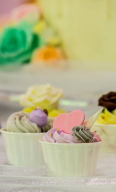 Ev yapımı tatlı düğün cupcake. tepesi / ev yapımı tatlı güzellik çiçek ve tepesi dekorasyon düğün kek üzerinde.
