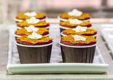 Ev yapımı tatlı düğün cupcake. tepesi / ev yapımı tatlı güzellik çiçek ve tepesi dekorasyon düğün kek üzerinde.