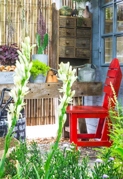 Alan içinde rahat Bahçe. yetiflkinler / alan yaz rahat bahçe içinde kırmızı sandalye dekorasyonu ile rahatlatıcı. 