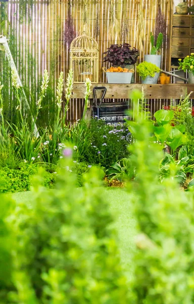 Tablo rahat Bahçe Bahçe nesne dekorasyonu ile rahatlatıcı alanı.