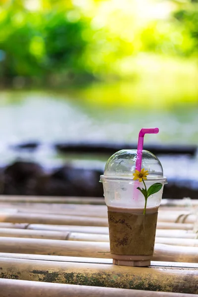 Buzlu kapuçino bambu çöp akışında içinde yağmur ormanı. / rahatlatıcı bambu çöp akışında yağmur ormanlarında buzlu kapuçino ile zamanında yaz.