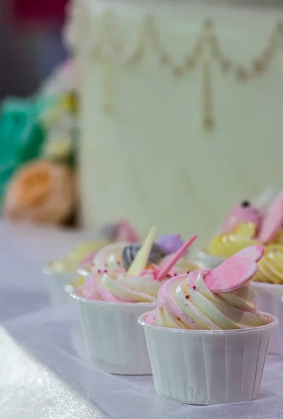 Σπιτικό Κορυφολόγημα Γλυκό Του Γάμου Cupcake Σπιτικό Γλυκό Ομορφιά Λουλουδιών — Φωτογραφία Αρχείου