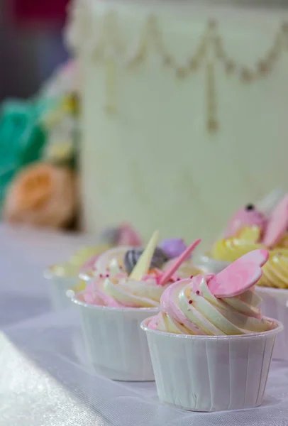 Yapımı Tatlı Düğün Cupcake Tepesi Yapımı Tatlı Güzellik Çiçek Tepesi — Stok fotoğraf