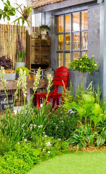 Zona Relax Giardino Accogliente Zona Relax Con Sedia Rossa Decorazione — Foto Stock