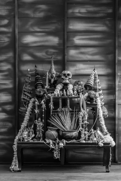 Horror gruselig halloween Altar Tischdekoration in thailändischen halloween — Stockfoto
