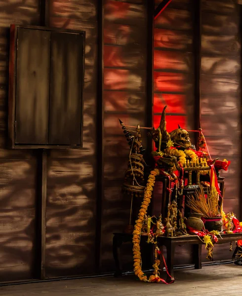 Horror aterrador altar de Halloween decoración de mesa en Halloween tailandés — Foto de Stock