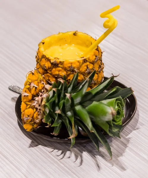 Frisches Ananas-Smoothie-Glas auf Holztisch. Stockbild