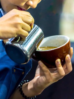 Kahveli Latte yapan Barista..