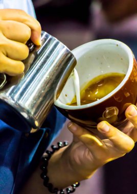 Kahveli Latte yapan Barista..