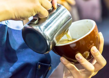 Kahveli Latte yapan Barista..