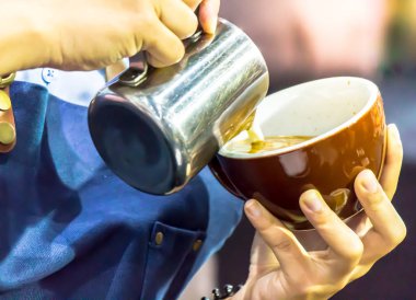 Kahveli Latte yapan Barista..