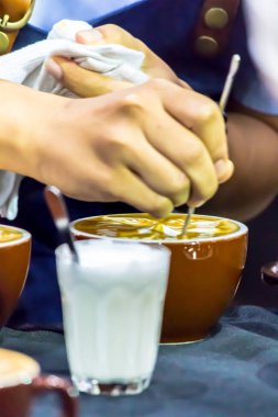 Kahveli Latte yapan Barista..