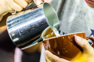 Kahveli Latte yapan Barista..