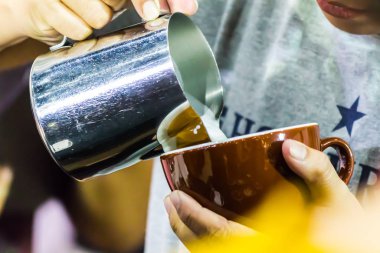 Kahveli Latte yapan Barista..