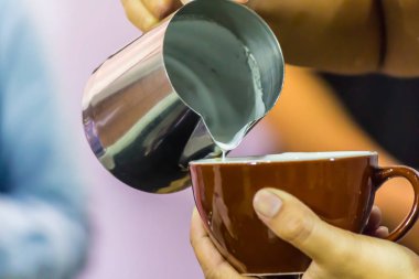 Kahveli Latte yapan Barista..