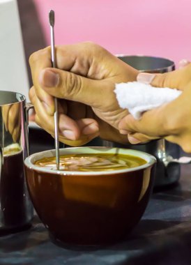 Kahveli Latte yapan Barista..