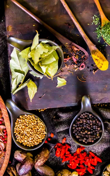 Krydder og urteingrediensdekorasjon på bord fo av tre – stockfoto