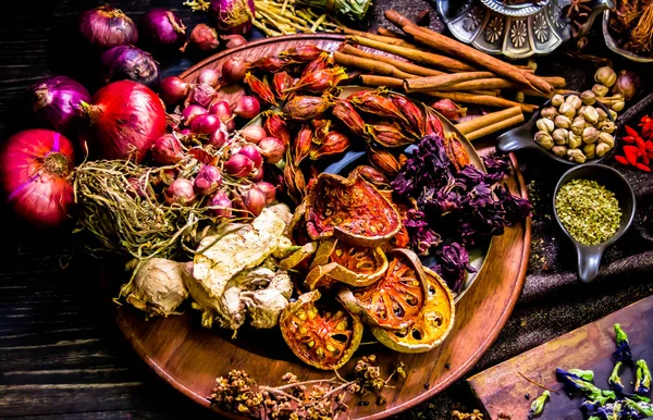 Top vista especiarias e ervas ingredientes decoração na mesa de madeira fo — Fotografia de Stock