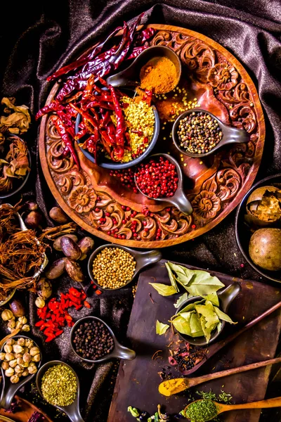 Top view specerijen en kruiden ingrediënt decoratie op houten tafel fo — Stockfoto