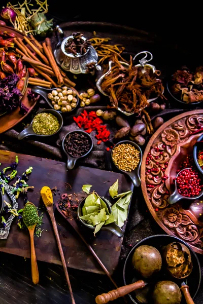 Top vista especiarias e ervas ingredientes decoração na mesa de madeira fo — Fotografia de Stock