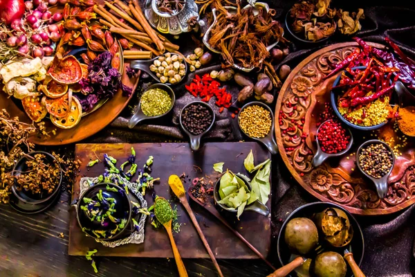 Top vista especiarias e ervas ingredientes decoração na mesa de madeira fo — Fotografia de Stock