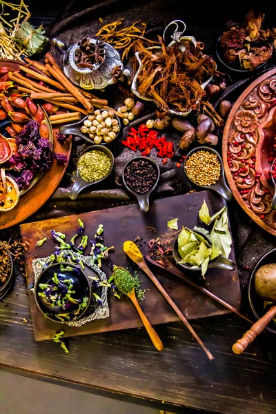 Top vista especiarias e ervas ingredientes decoração na mesa de madeira fo — Fotografia de Stock