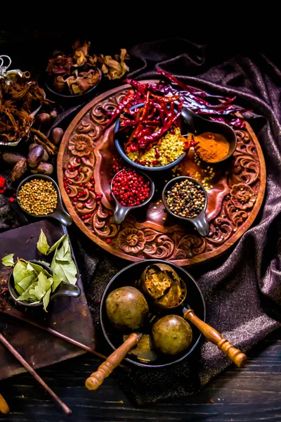 Top vista especiarias e ervas ingredientes decoração na mesa de madeira fo — Fotografia de Stock